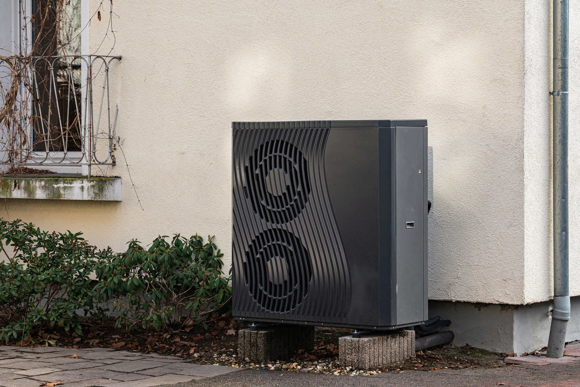 Extérieur résidentiel avec installation de pompe à chaleur air-air